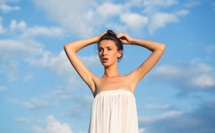 美女自觉的解开胸衣